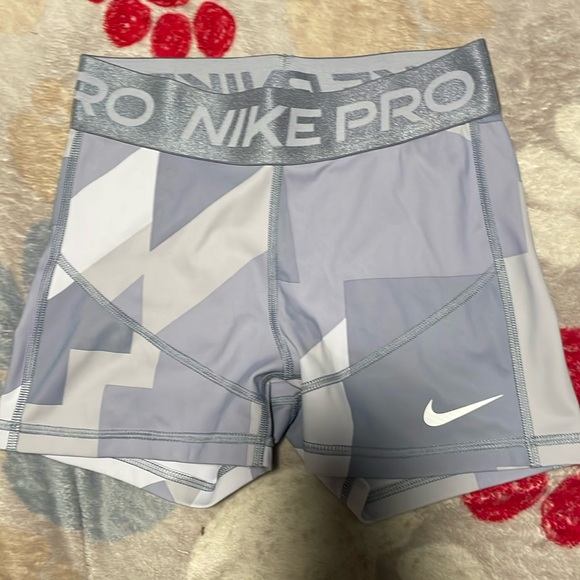 Nike Pros worn twice no holes, tears, stretches, or stains - Picture 1 of 2